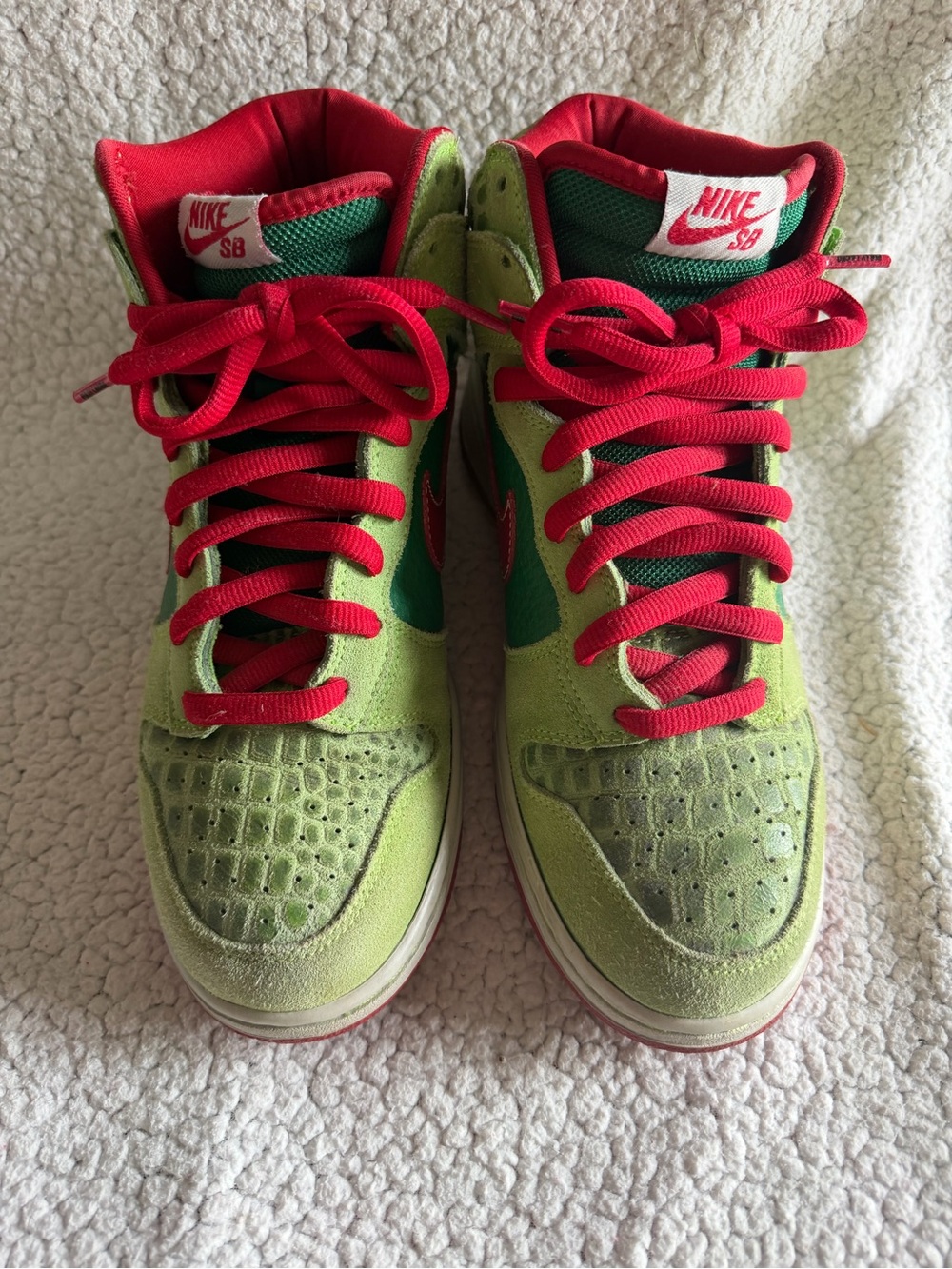 Nike High-Top Sneakers in Green & Red